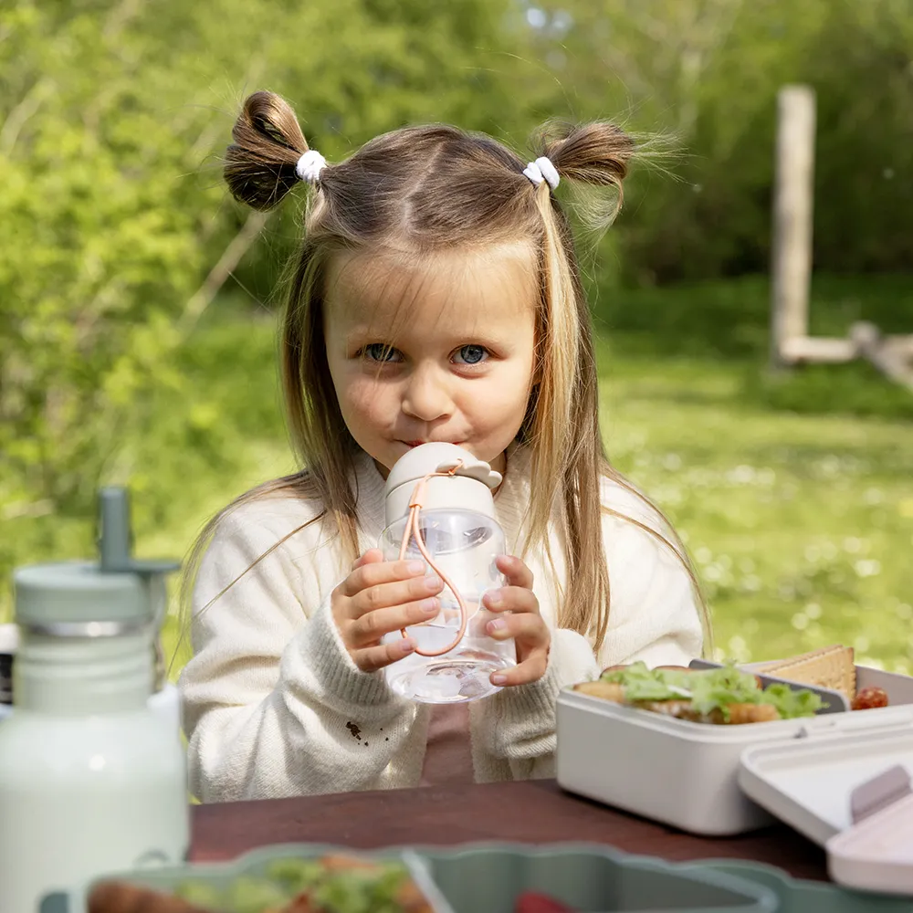 Done by Deer vattenflaska med sugrör - Celebration Sand