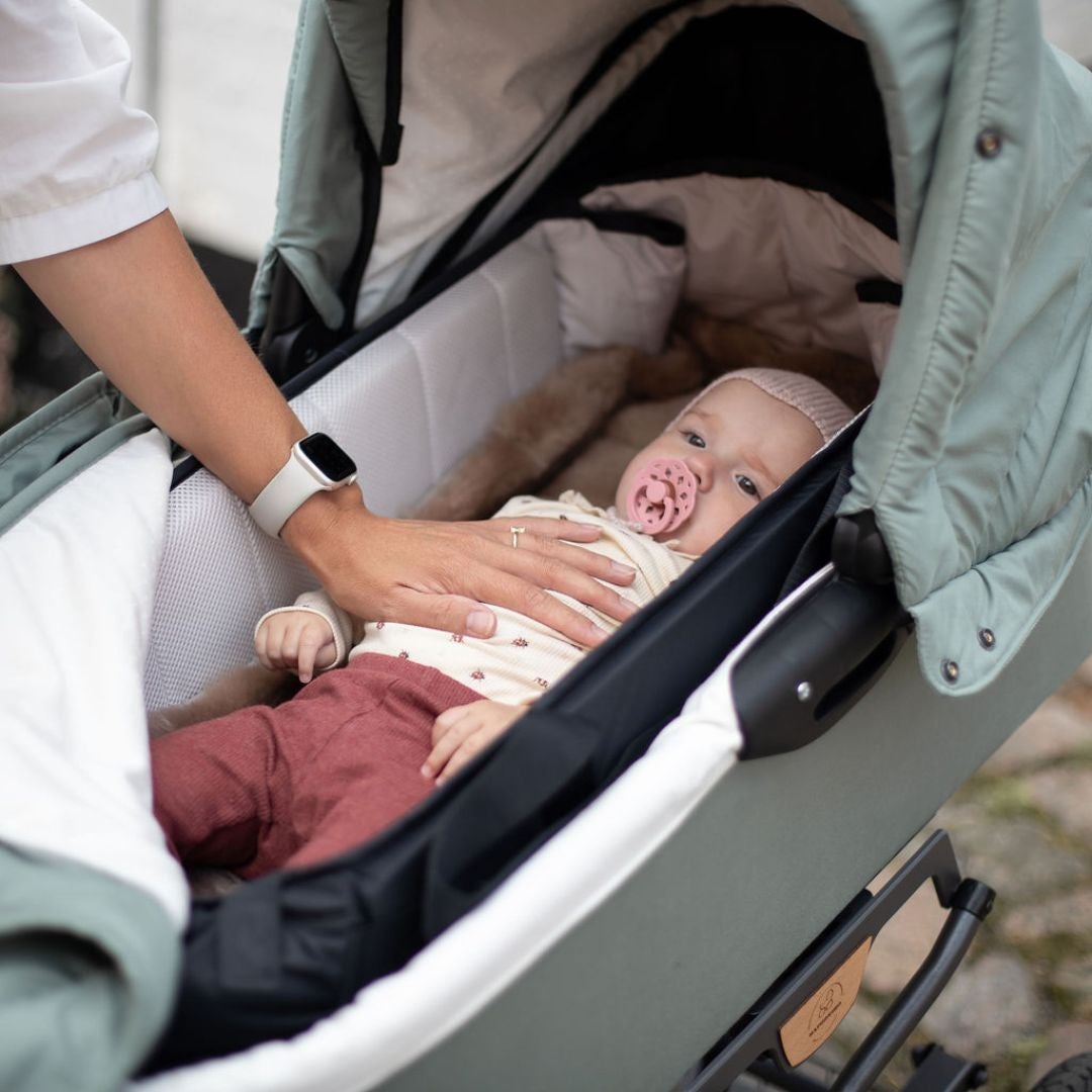 Easygrow babynest/mjuklift till barnvagn Svart Pyret & Snäckan