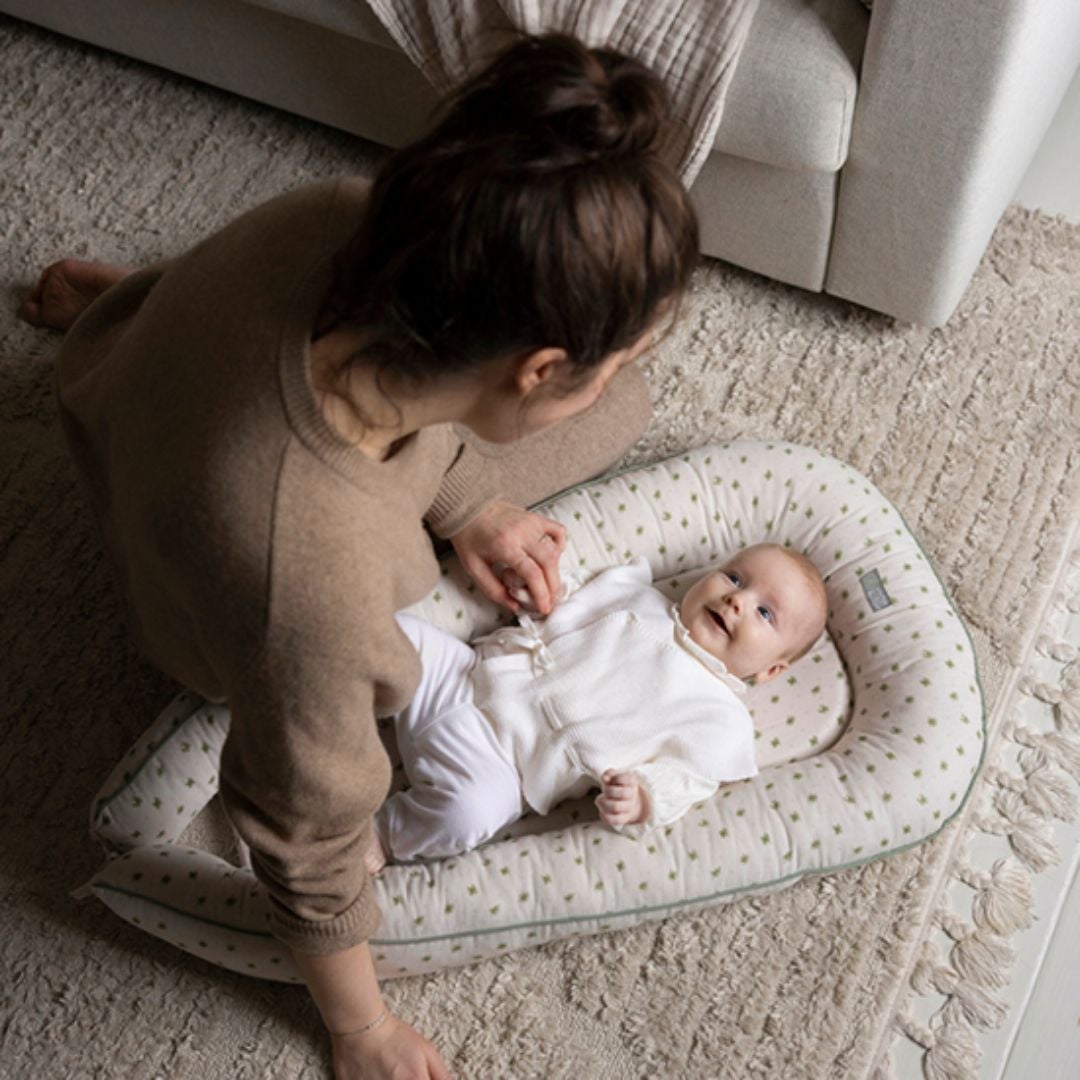 Vinter & Bloom babynest Meadow Baby Soft Sand Pyret & Snäckan