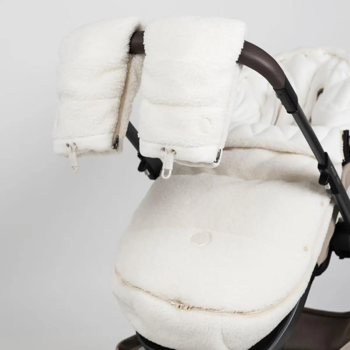 Najell Barnvagnshandskar Teddy White