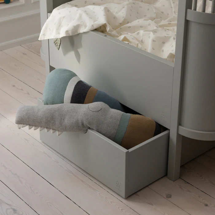 Sebra stickad kudde Sleepy Croc, dusty blue mix