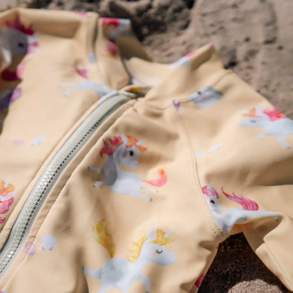 Filibabba villads – Uv-dräkt 3-4 år– unicorn shores