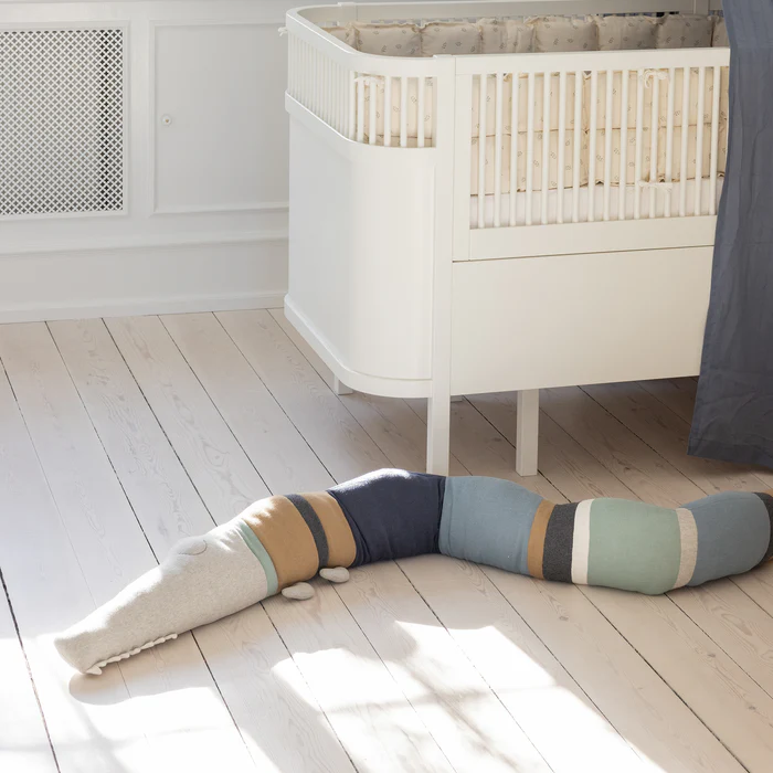 Sebra stickad kudde Sleepy Croc, dusty blue mix