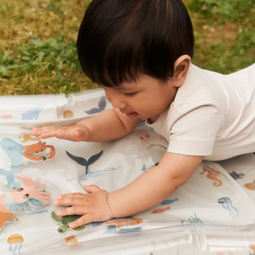 Liewood Elin Uppblåsbar aktivitetsmatta Sea creature / Sandy