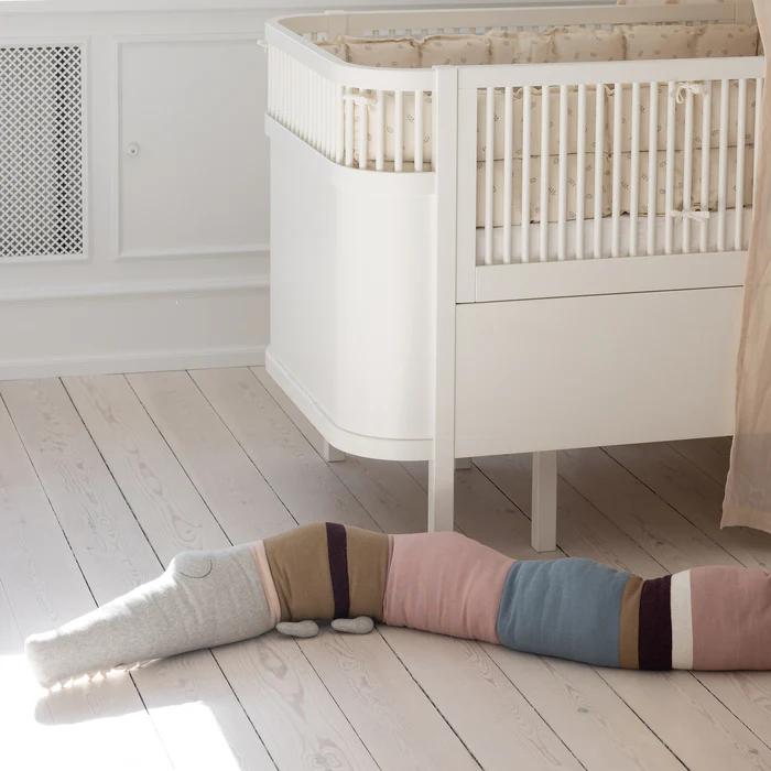 Sebra stickad kudde Sleepy Croc, Powder Rose mix