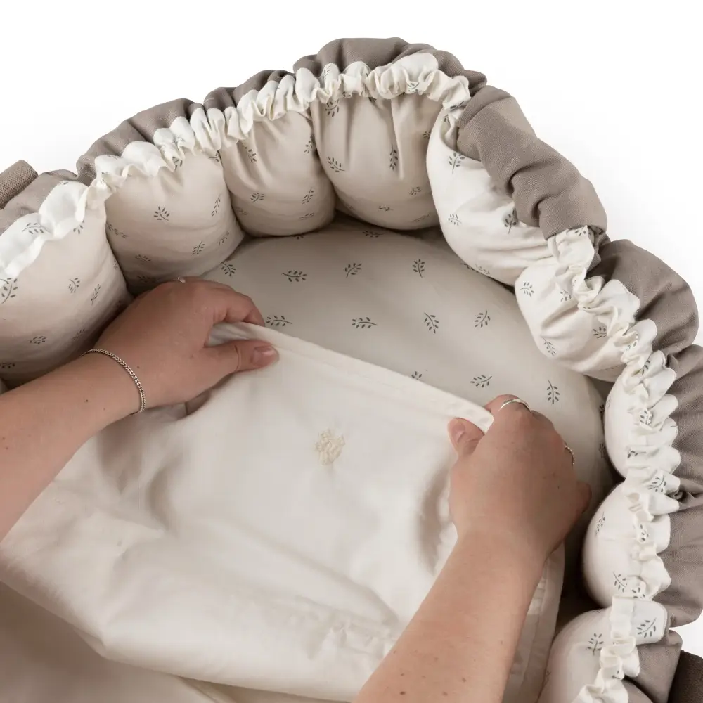 Sebra Vattentätt bäddskydd Babynest moonlight beige