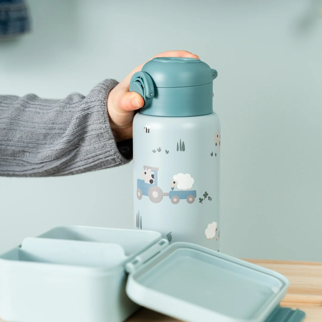 Done by Deer termosflaska med sugrör tiny farm blue 340 ml